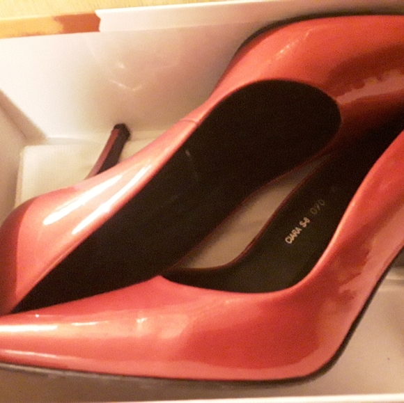 Red Pumps - Picture 4 of 5